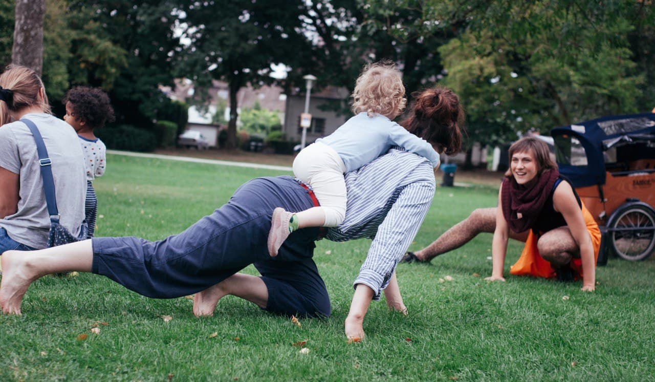 Familien in Bewegung auf einer Wiese