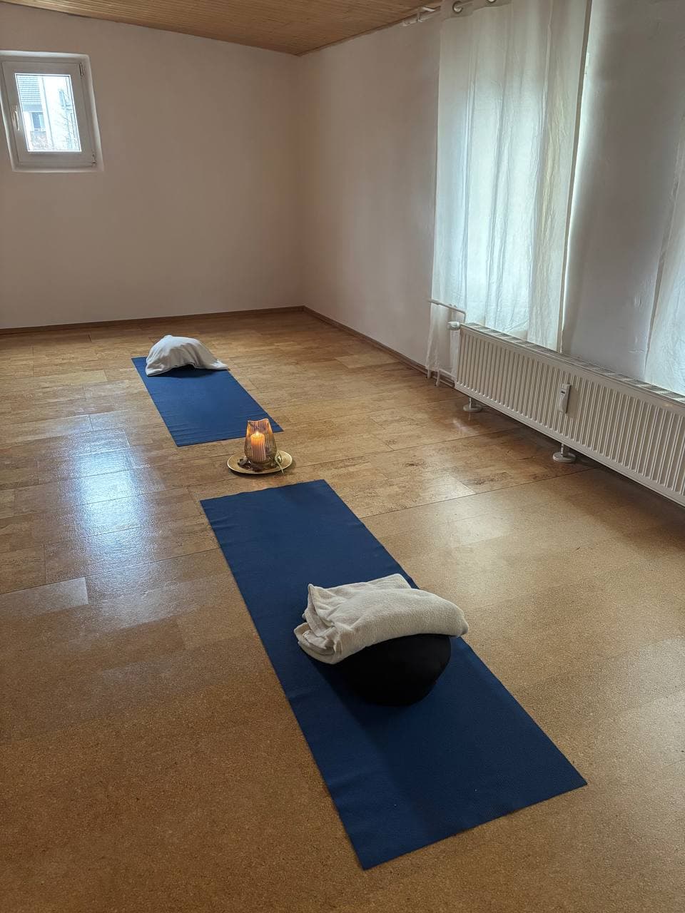 Ruhiger Bewegungsraum mit Matten und warmem Licht