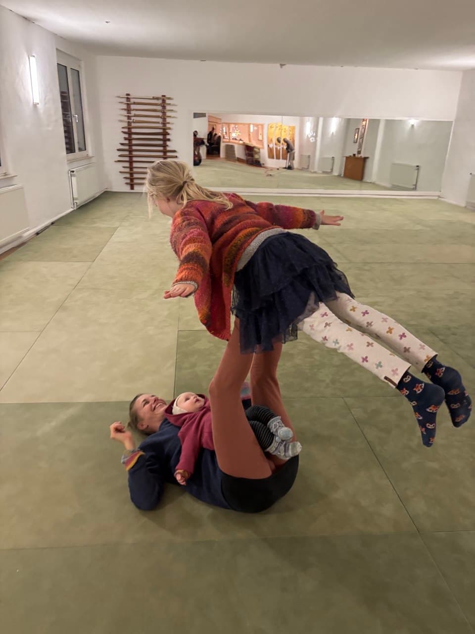 Familie und Kinder bewegen sich gemeinsam im Raum